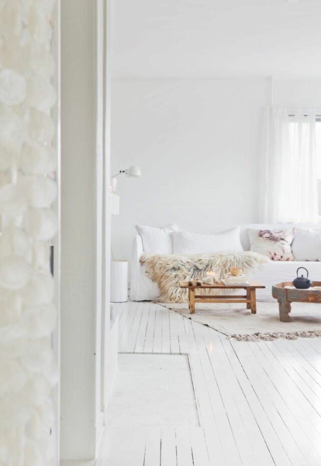 HELHVITT: Selv helt hvite interiører kan virke varme og spennende med bruke av ulike teksturer. Foto: Yvonne Wilhelmsen HELHVITT: Selv helt hvite interiører kan virke varme og spennende med bruke av ulike teksturer. Foto: Yvonne Wilhelmsen